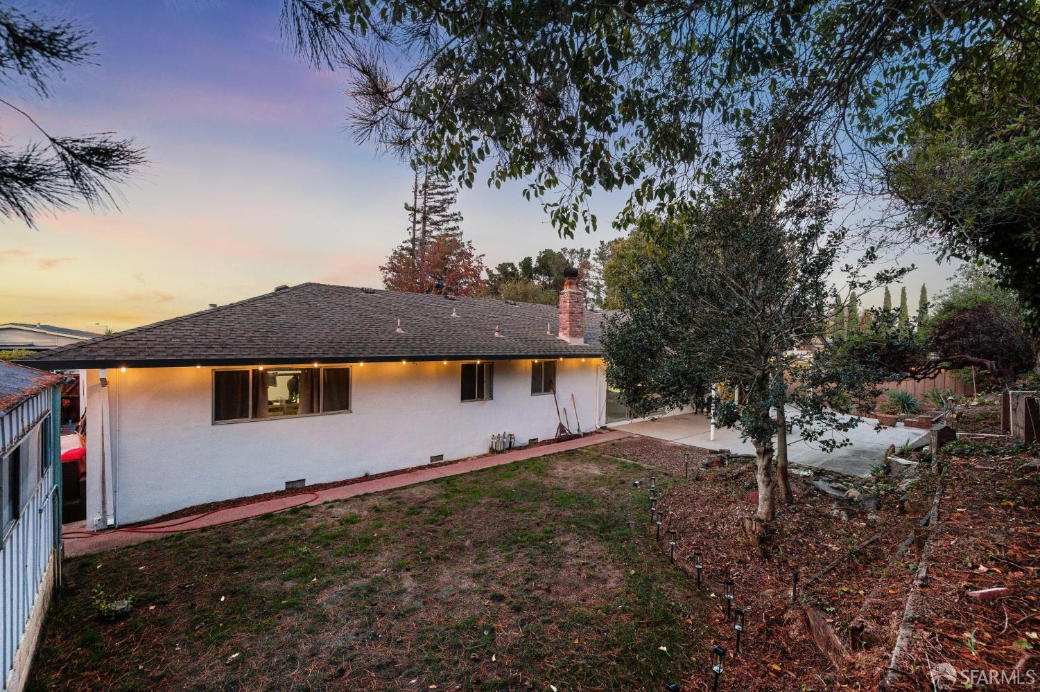 Detail Gallery Image 8 of 13 For 1801 Castenada Dr, Burlingame,  CA 94010 - 3 Beds | 2 Baths