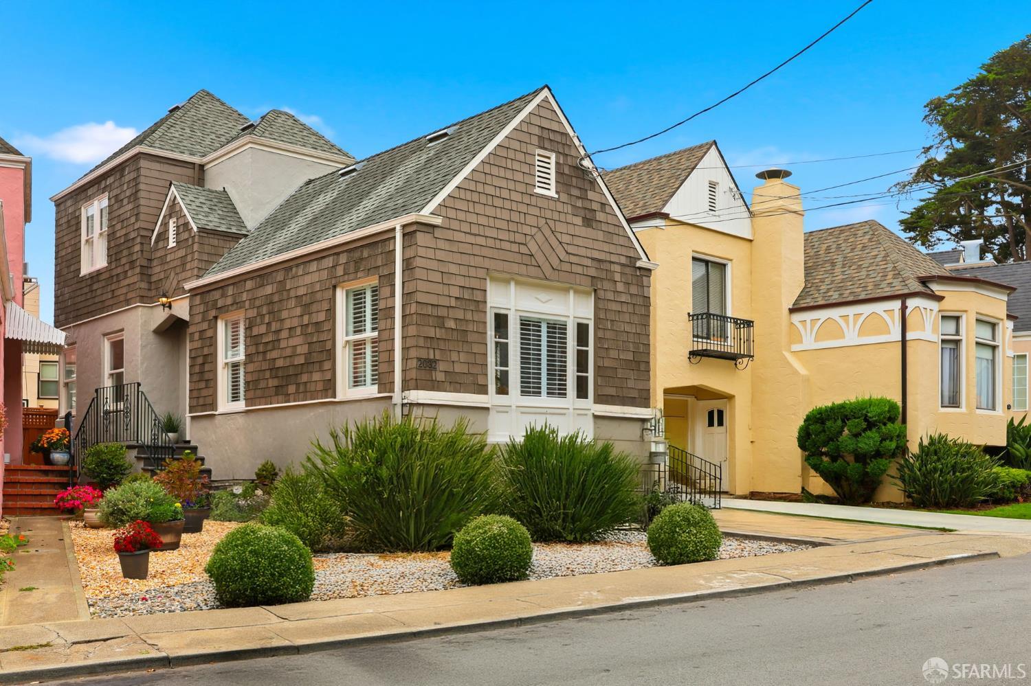 Detail Gallery Image 2 of 36 For 2032 Wawona St, San Francisco,  CA 94116 - 3 Beds | 2 Baths