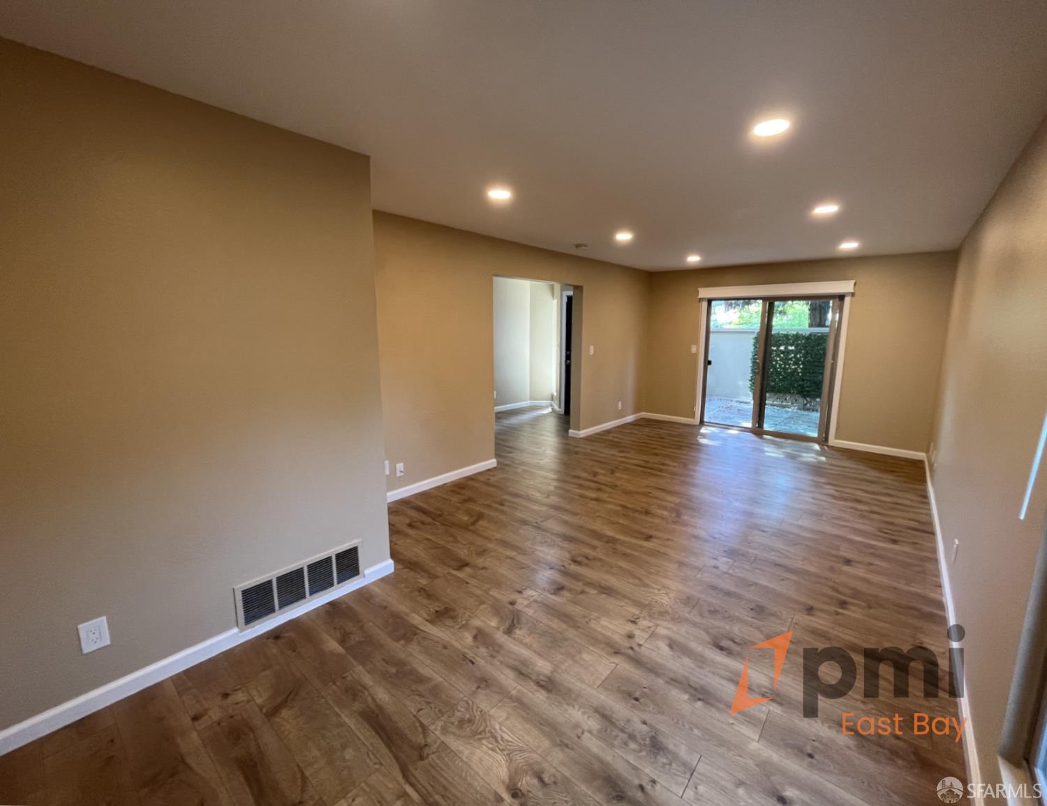 Detail Gallery Image 2 of 16 For 1716 Parkside Dr, Walnut Creek,  CA 94597 - 2 Beds | 2/1 Baths