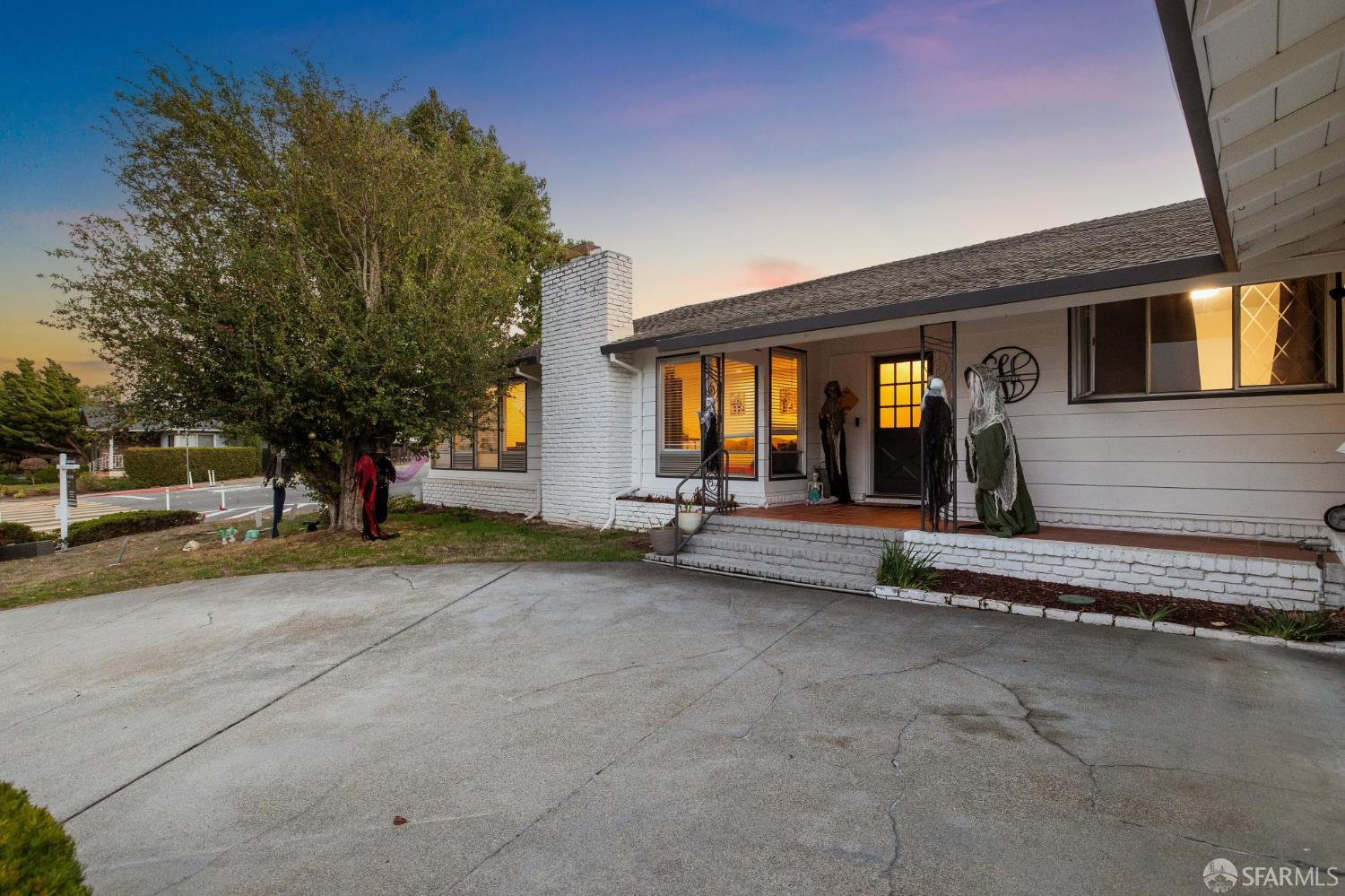 Detail Gallery Image 2 of 13 For 1801 Castenada Dr, Burlingame,  CA 94010 - 3 Beds | 2 Baths