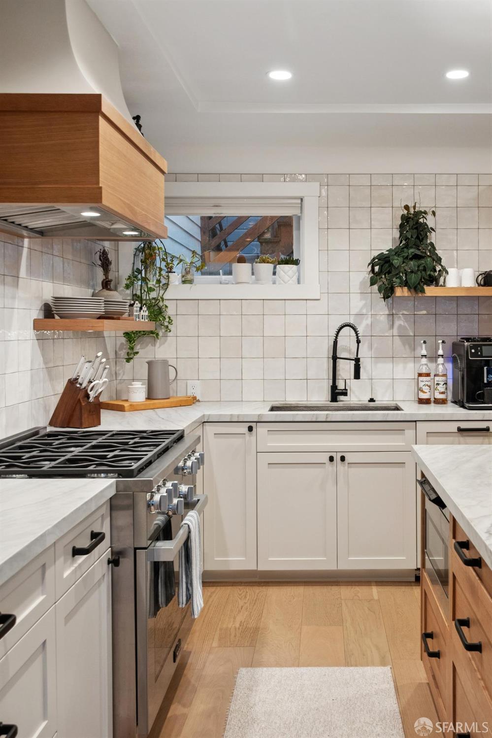 Detail Gallery Image 11 of 56 For 3883 20th St, San Francisco,  CA 94114 - 4 Beds | 2/1 Baths