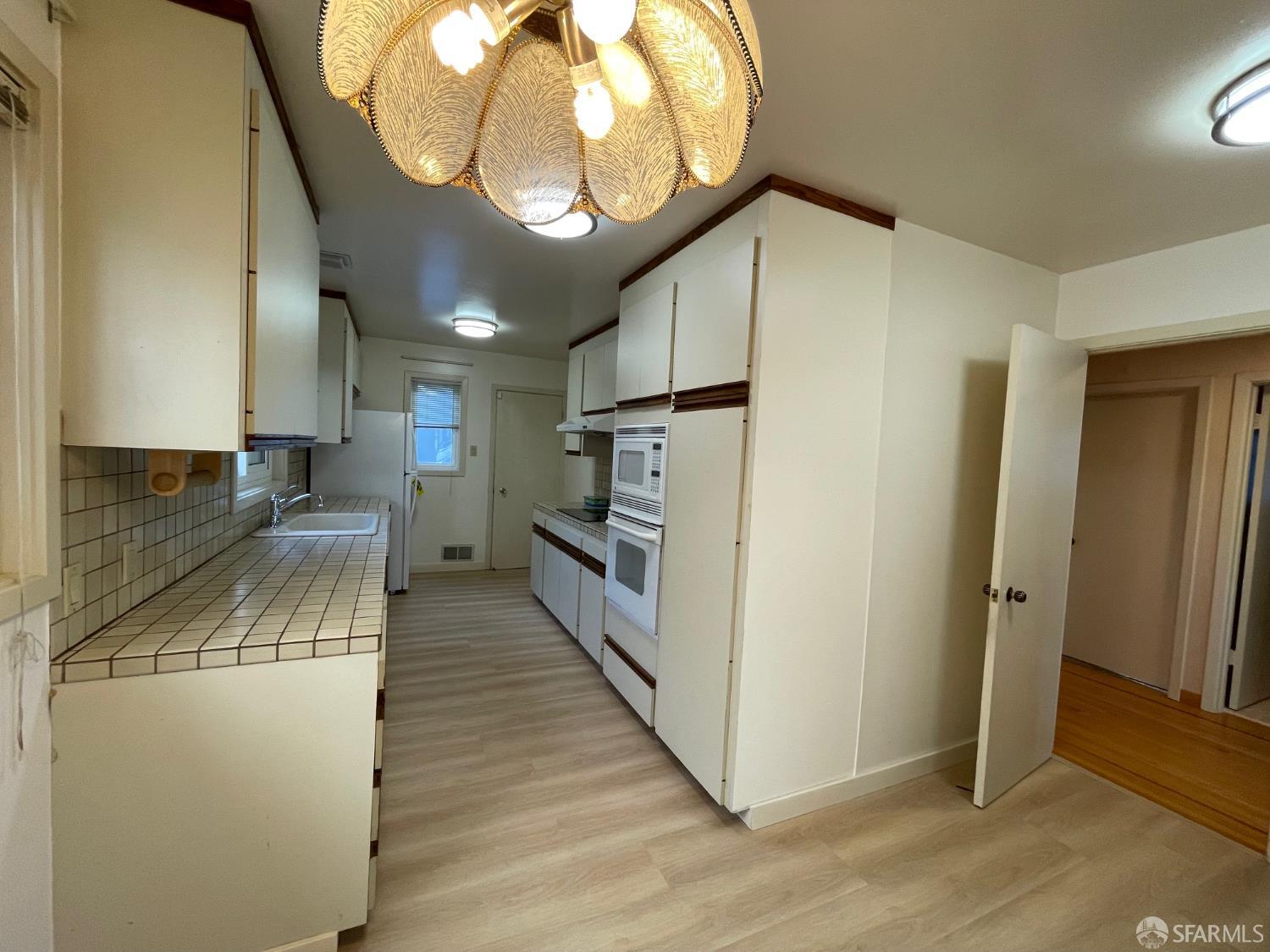 Detail Gallery Image 5 of 30 For 7 Sheldon Ter, San Francisco,  CA 94122 - 3 Beds | 3 Baths