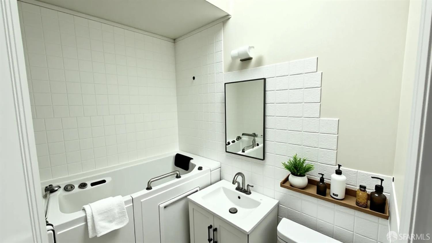 Detail Gallery Image 6 of 45 For 451 Sawyer St, San Francisco,  CA 94134 - 3 Beds | 1 Baths