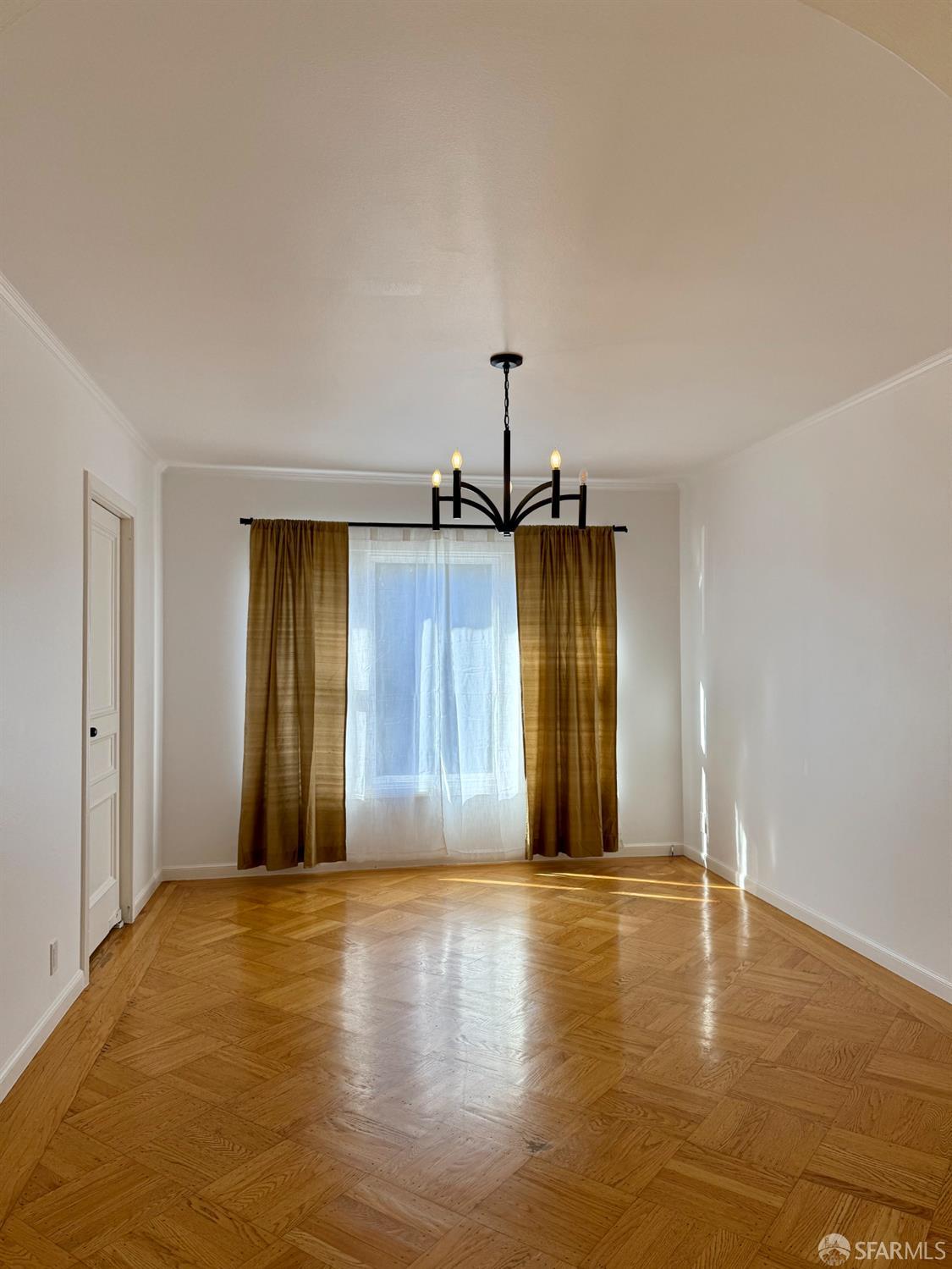 Detail Gallery Image 4 of 21 For 1100 Eucalyptus Dr, San Francisco,  CA 94132 - 2 Beds | 1 Baths