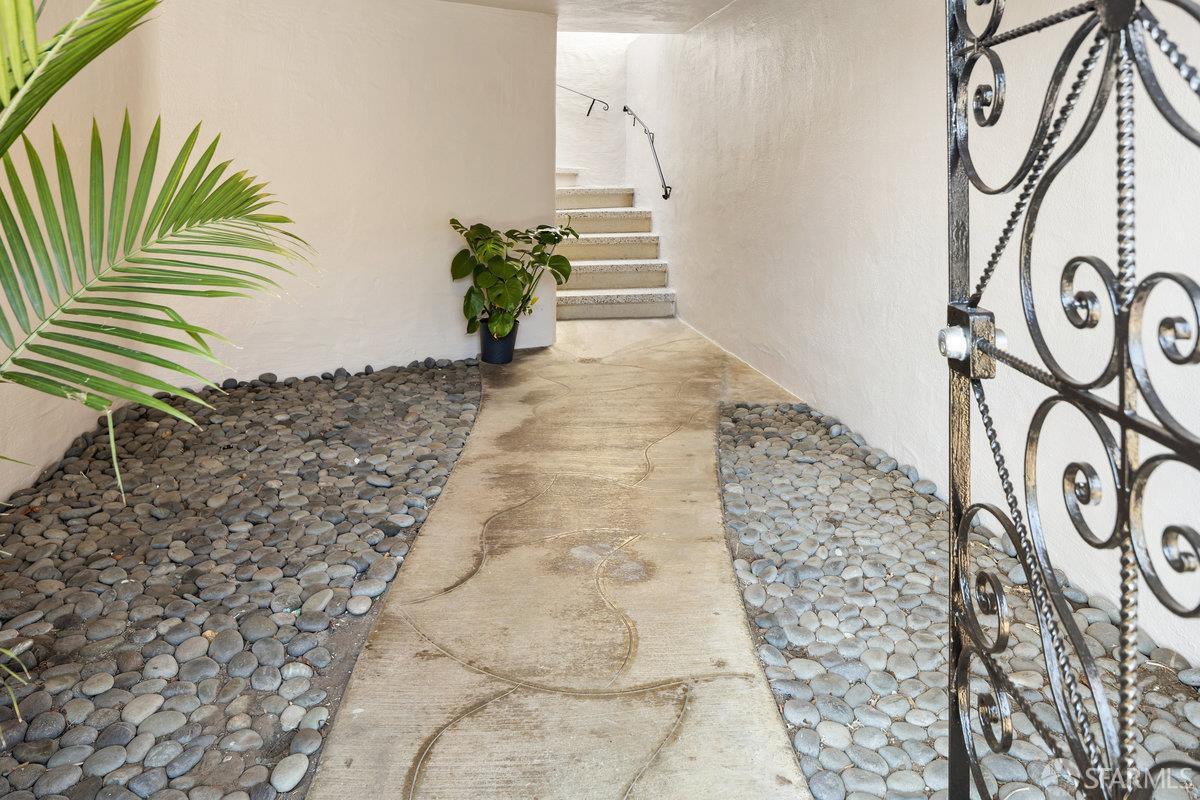 Detail Gallery Image 4 of 50 For 2591 39th Ave, San Francisco,  CA 94116 - 3 Beds | 2 Baths