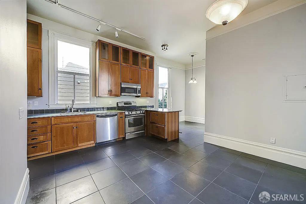 Detail Gallery Image 12 of 18 For 1241 Fulton St, San Francisco,  CA 94117 - 3 Beds | 2/1 Baths