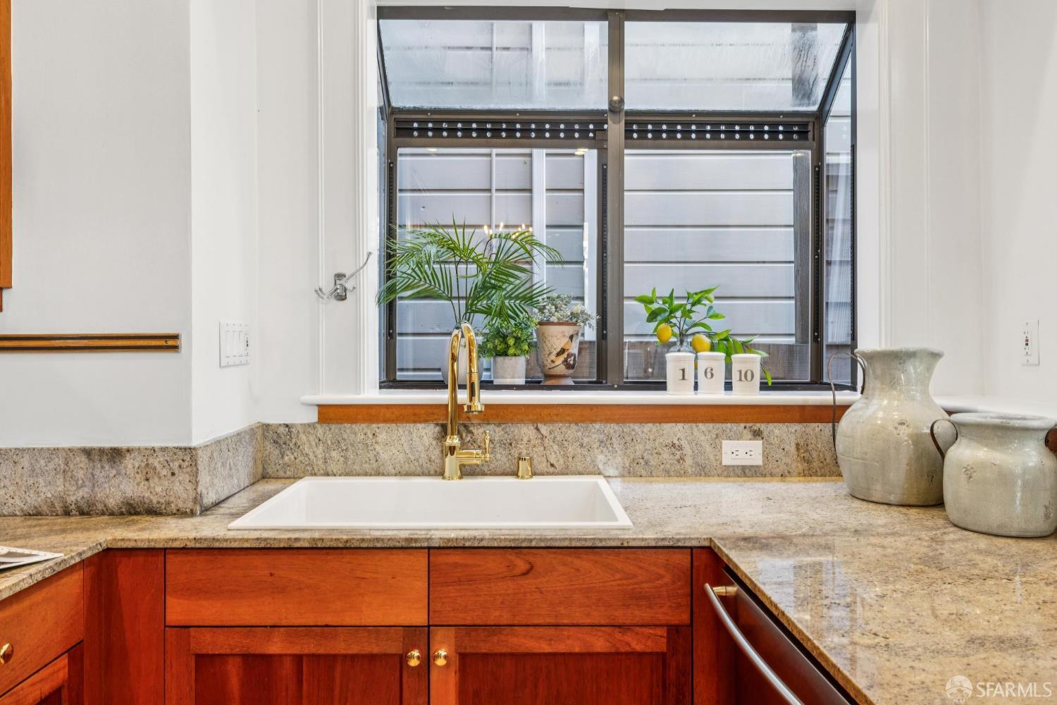 Detail Gallery Image 31 of 92 For 65 Carmelita St, San Francisco,  CA 94117 - 6 Beds | 3/1 Baths