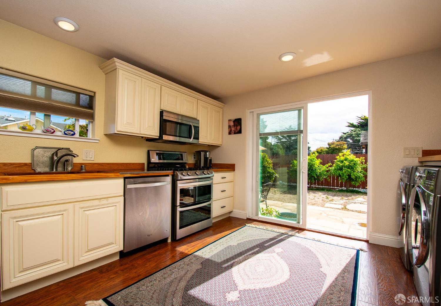 Detail Gallery Image 4 of 30 For 40 Encina Ave, Monterey,  CA 93940 - 3 Beds | 2 Baths