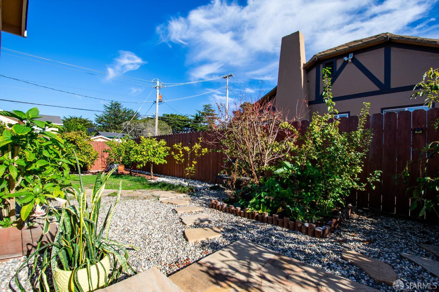 Detail Gallery Image 12 of 30 For 40 Encina Ave, Monterey,  CA 93940 - 3 Beds | 2 Baths