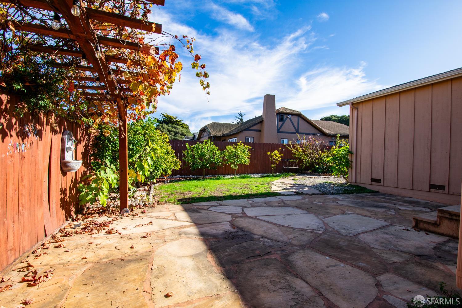 Detail Gallery Image 9 of 30 For 40 Encina Ave, Monterey,  CA 93940 - 3 Beds | 2 Baths