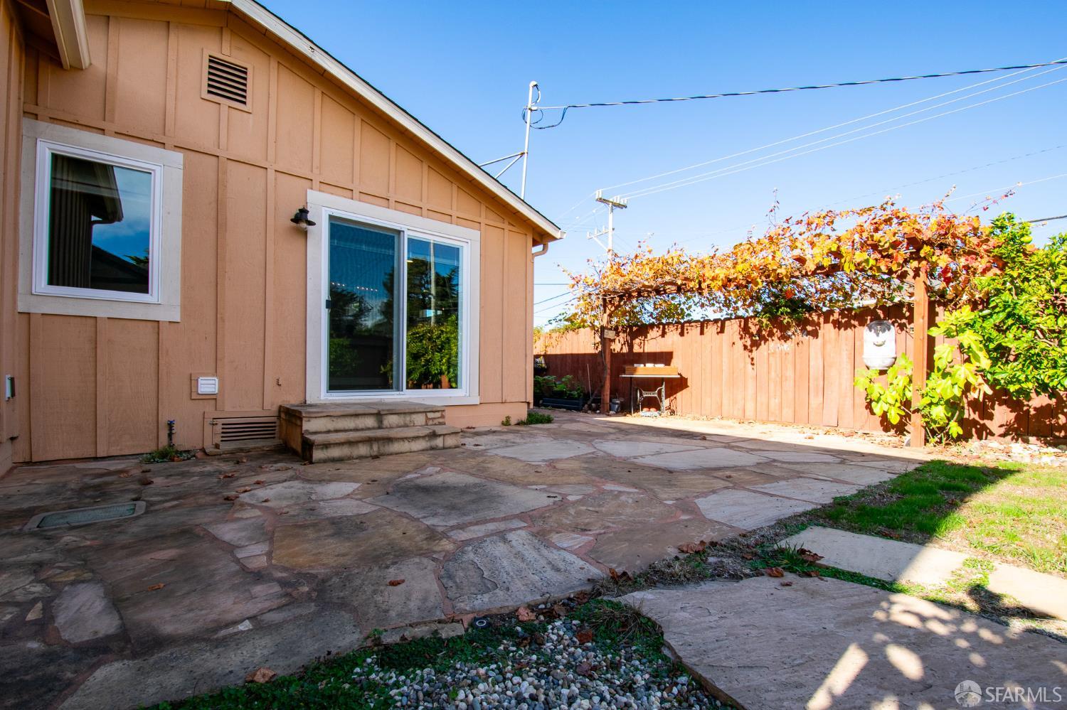 Detail Gallery Image 10 of 30 For 40 Encina Ave, Monterey,  CA 93940 - 3 Beds | 2 Baths