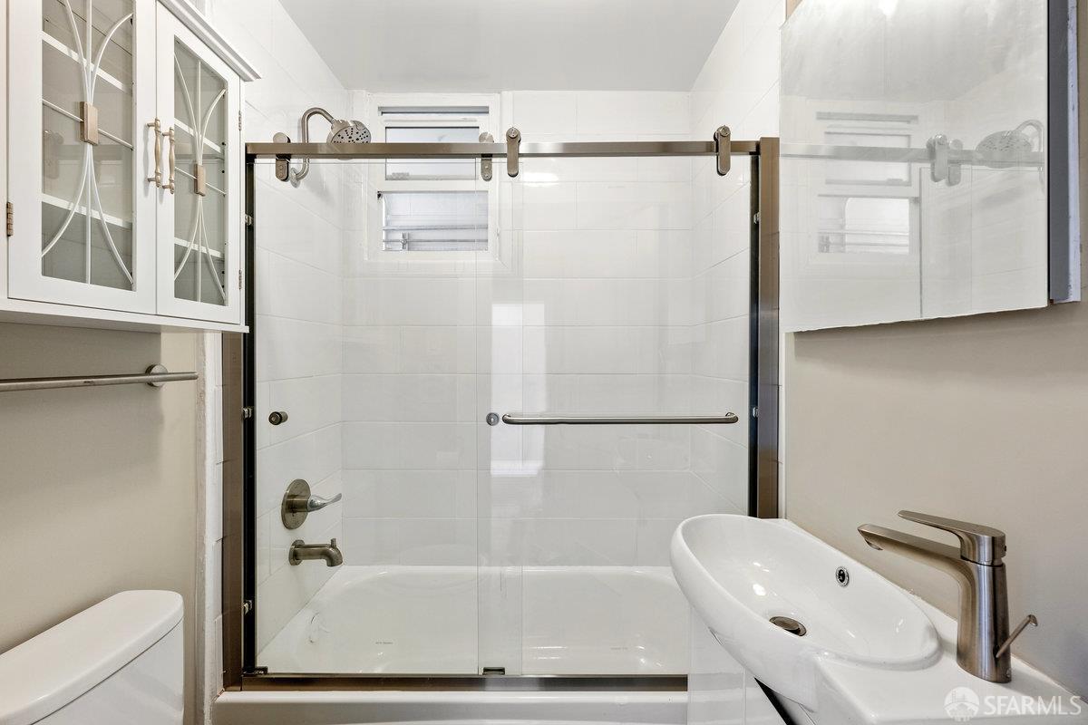 Detail Gallery Image 3 of 16 For 370 Frederick St, San Francisco,  CA 94117 - 2 Beds | 1 Baths