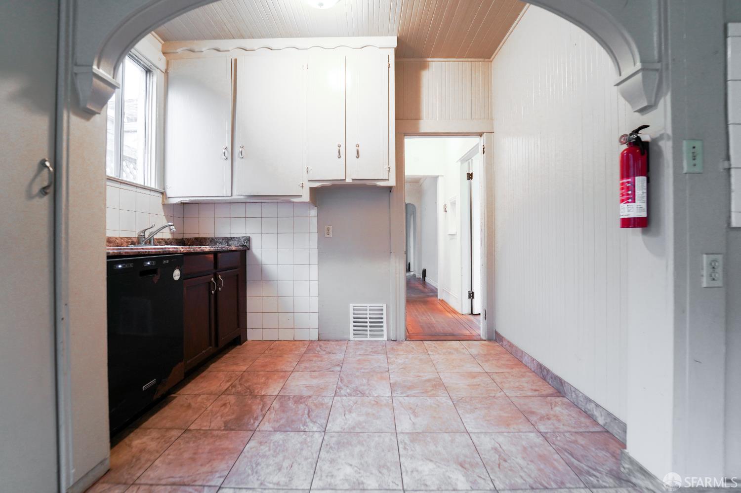 Detail Gallery Image 11 of 28 For 153 Madrid St, San Francisco,  CA 94112 - 3 Beds | 1 Baths