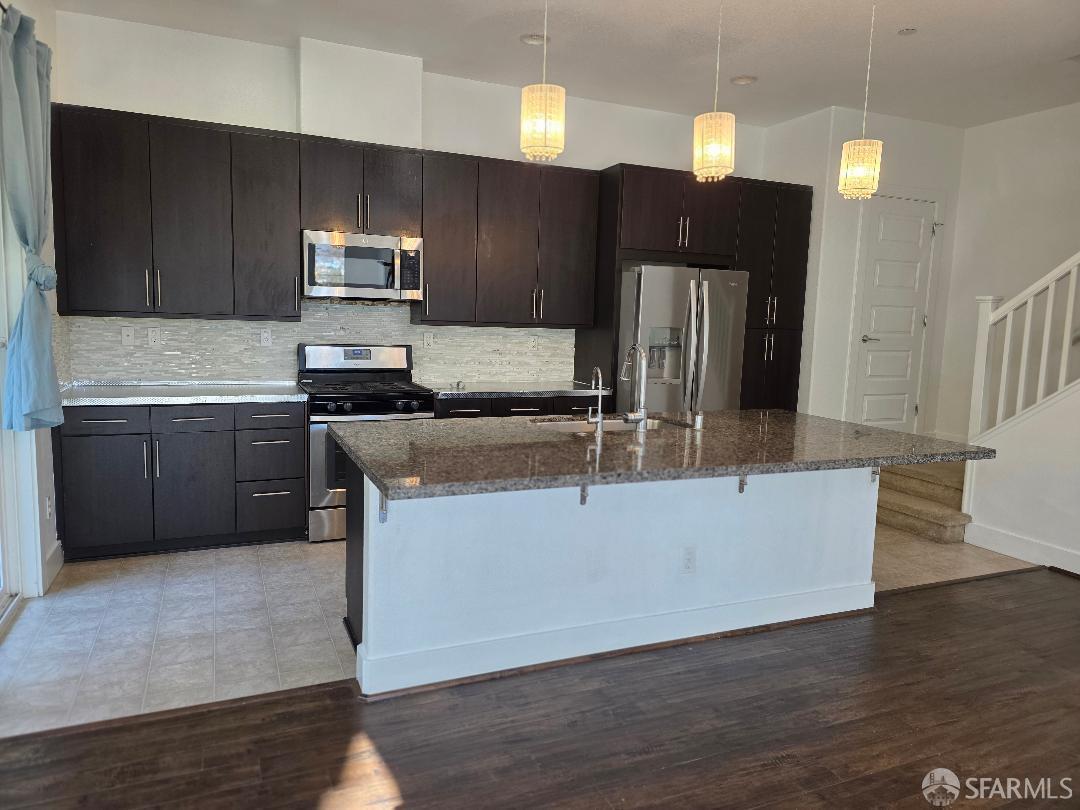 Detail Gallery Image 2 of 14 For 2415 Stearman Ct #7,  San Jose,  CA 95132 - 3 Beds | 2/1 Baths