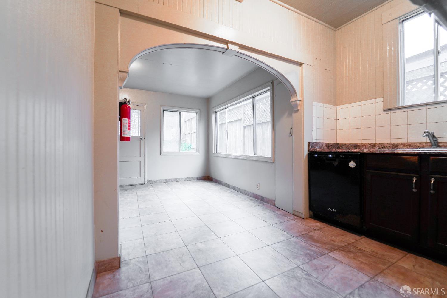 Detail Gallery Image 8 of 28 For 153 Madrid St, San Francisco,  CA 94112 - 3 Beds | 1 Baths