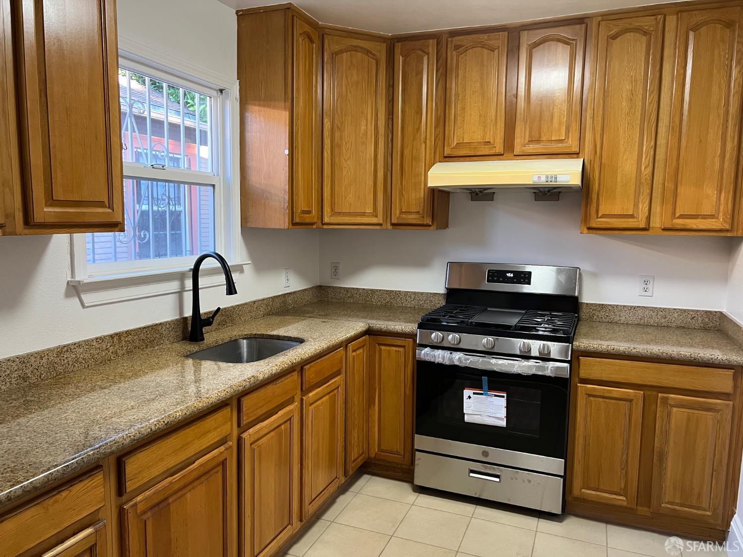 Detail Gallery Image 2 of 8 For 1702 26th Ave, Oakland,  CA 94601 - 3 Beds | 2 Baths