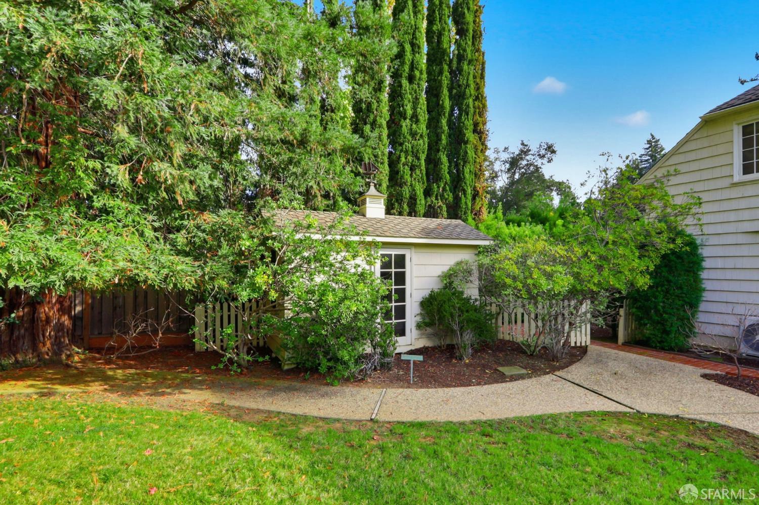 Detail Gallery Image 6 of 53 For 6 Cypress Ct, Los Altos,  CA 94022 - 5 Beds | 3/2 Baths