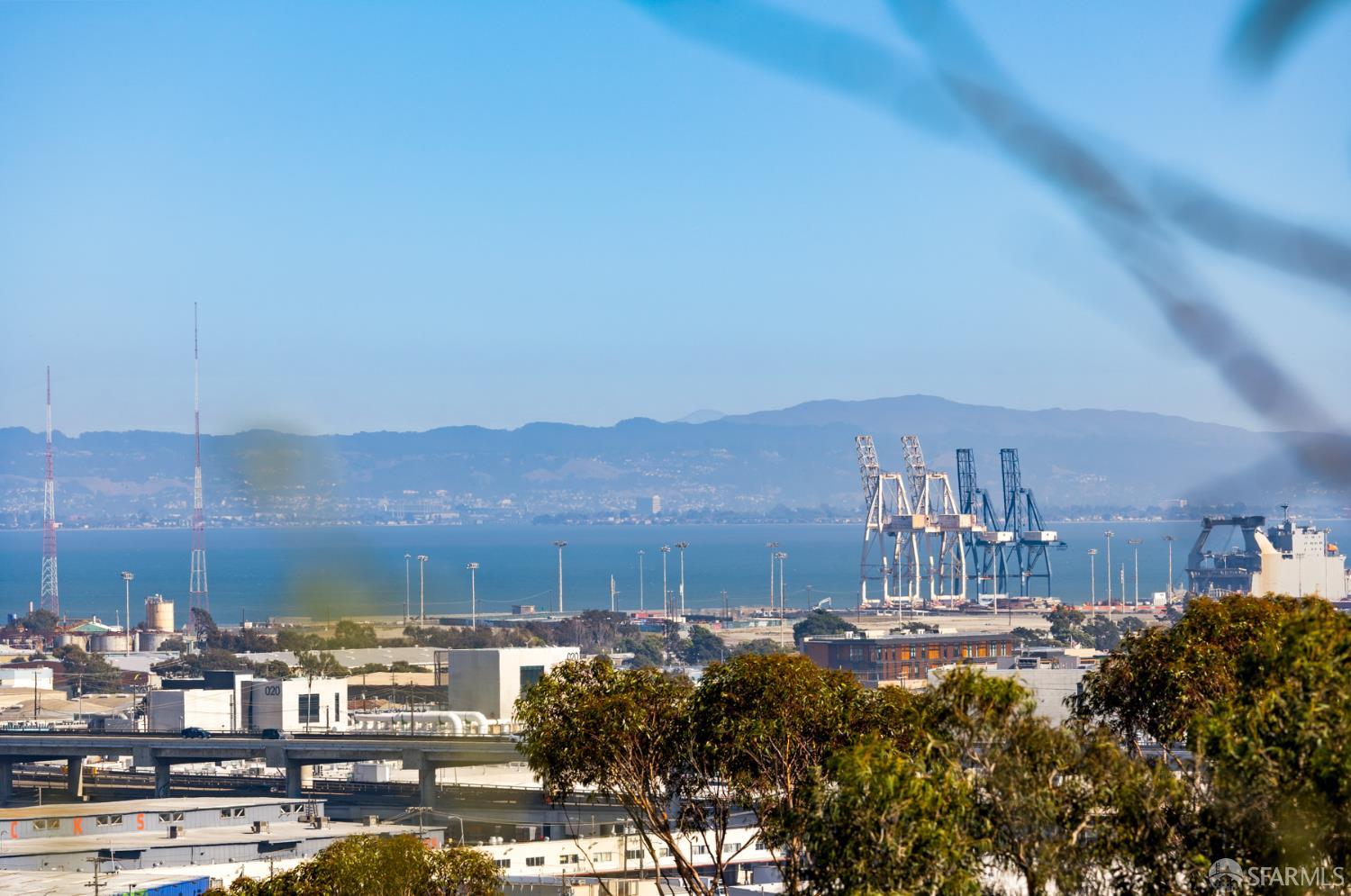 Detail Gallery Image 9 of 35 For 400 Franconia St, San Francisco,  CA 94110 - 5 Beds | 4/1 Baths