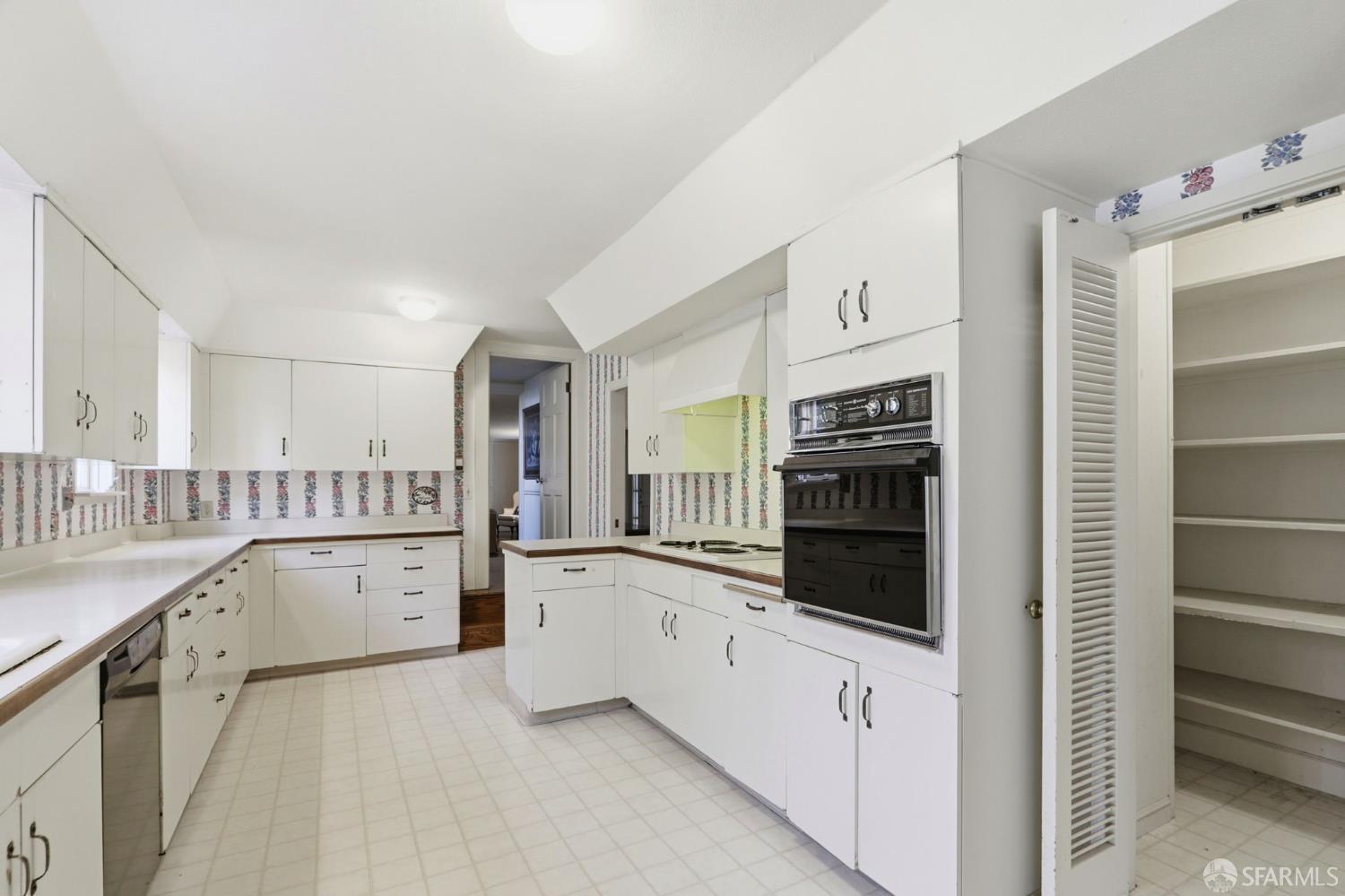 Detail Gallery Image 24 of 53 For 6 Cypress Ct, Los Altos,  CA 94022 - 5 Beds | 3/2 Baths