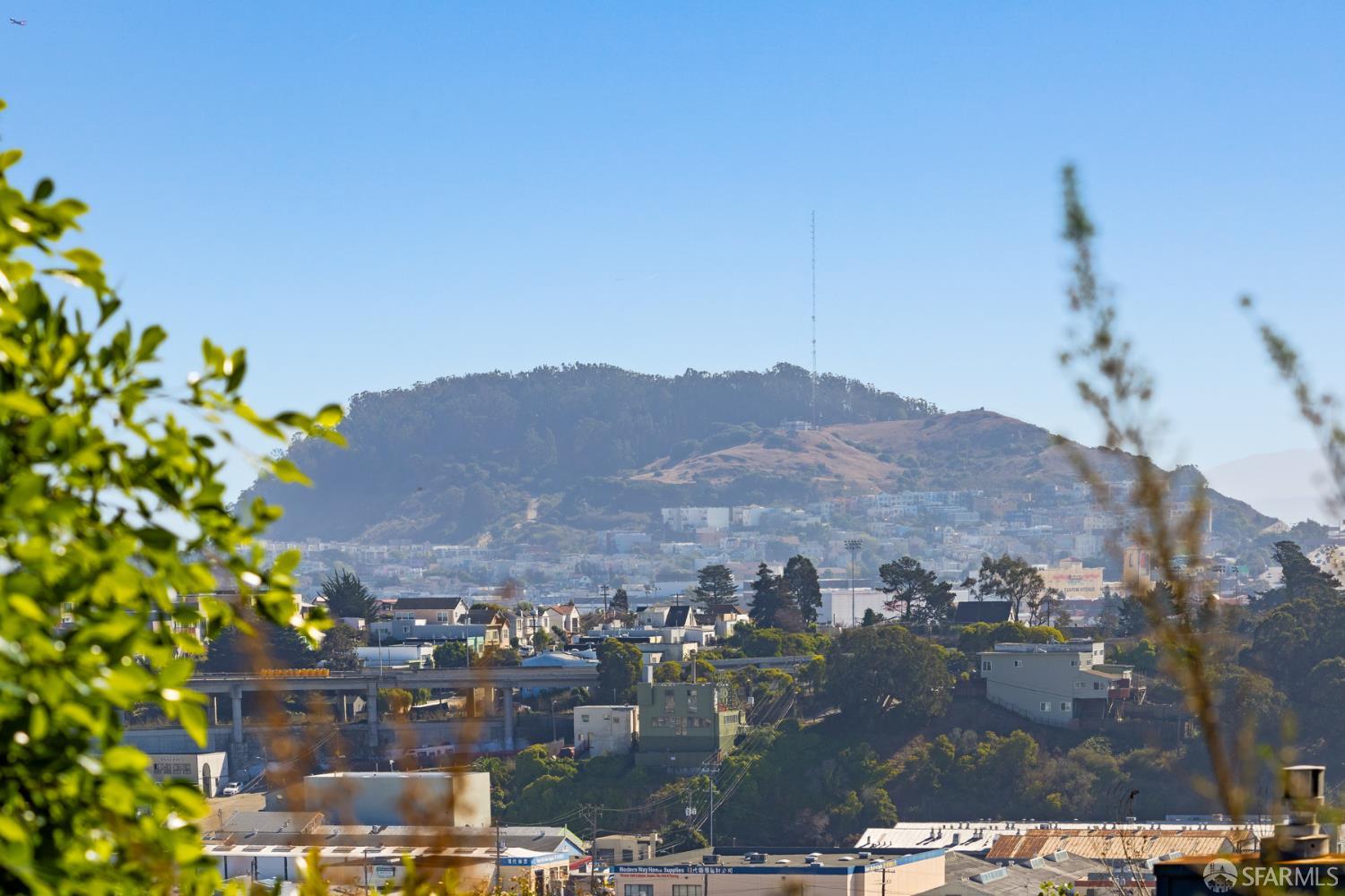 Detail Gallery Image 8 of 35 For 400 Franconia St, San Francisco,  CA 94110 - 5 Beds | 4/1 Baths