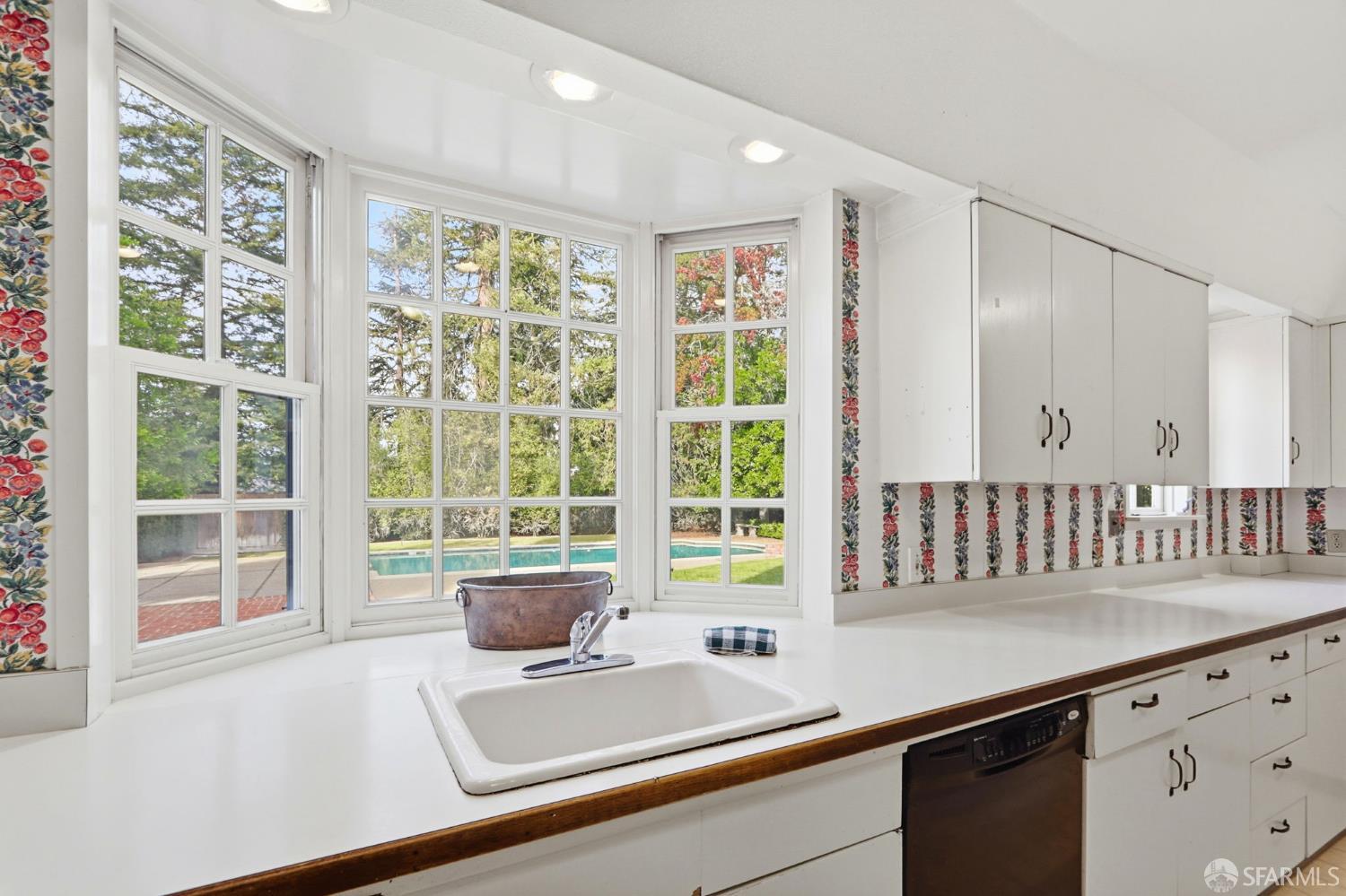 Detail Gallery Image 25 of 53 For 6 Cypress Ct, Los Altos,  CA 94022 - 5 Beds | 3/2 Baths