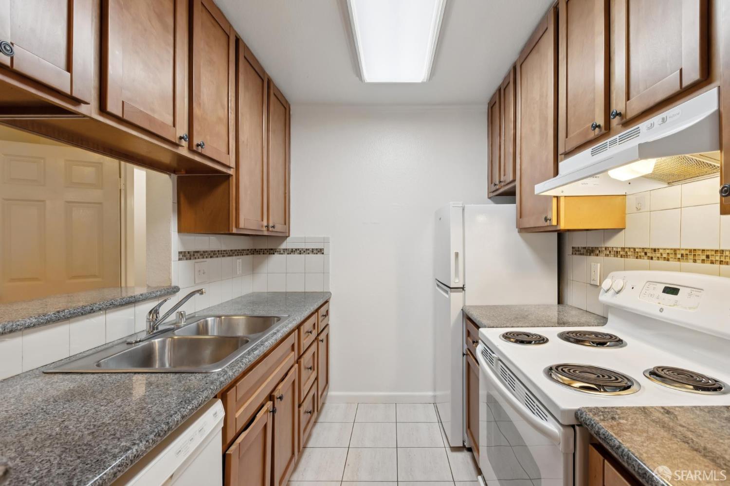 Detail Gallery Image 6 of 39 For 368 Imperial Way #233,  Daly City,  CA 94015 - 2 Beds | 2 Baths