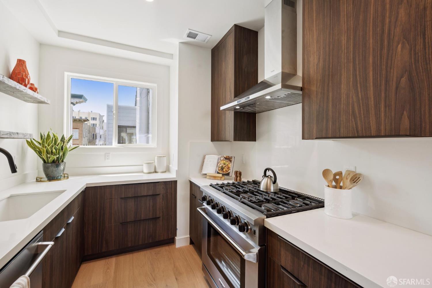 Detail Gallery Image 6 of 28 For 1234 Francisco St #6,  San Francisco,  CA 94109 - 2 Beds | 2 Baths