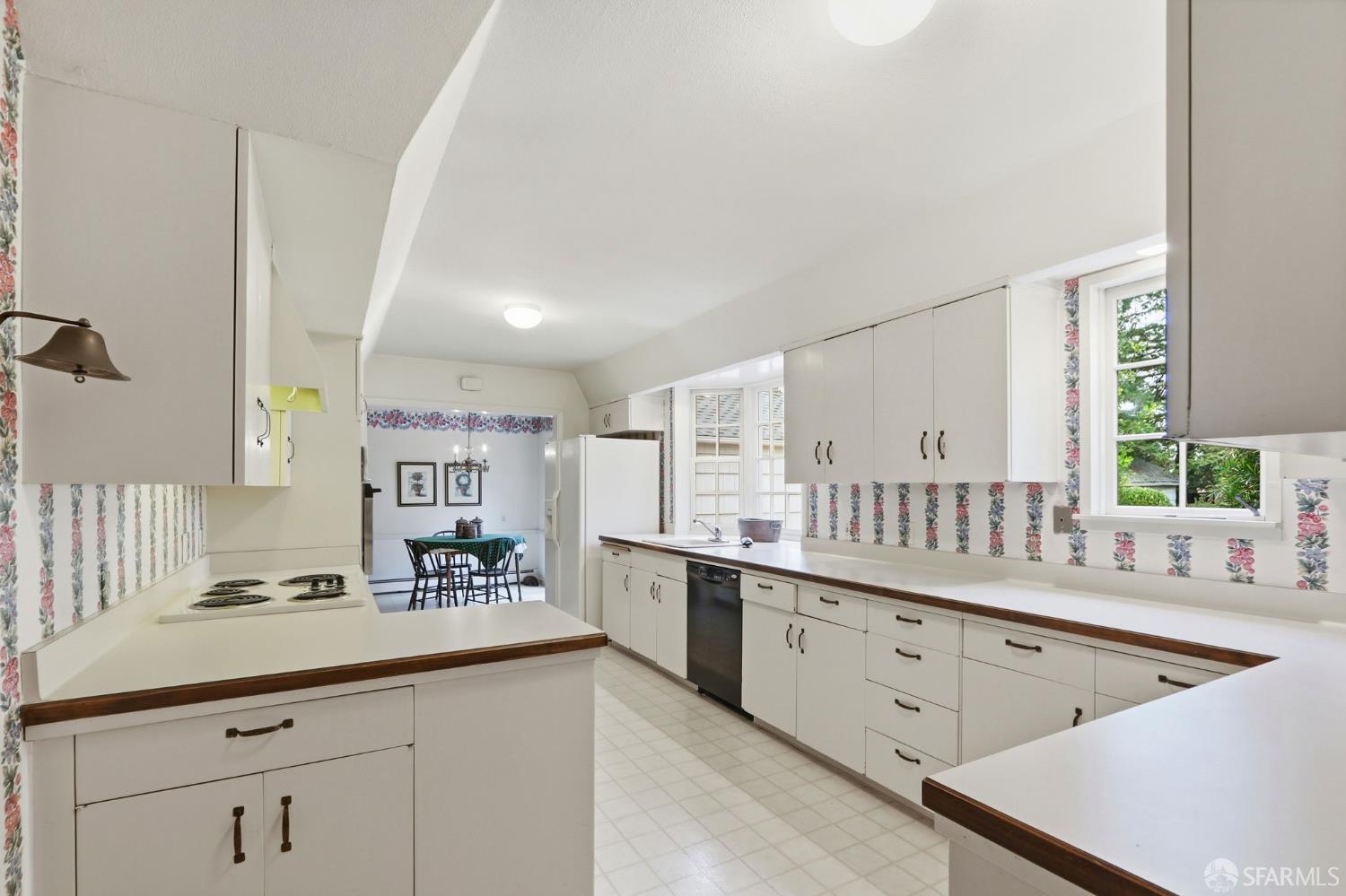 Detail Gallery Image 23 of 53 For 6 Cypress Ct, Los Altos,  CA 94022 - 5 Beds | 3/2 Baths