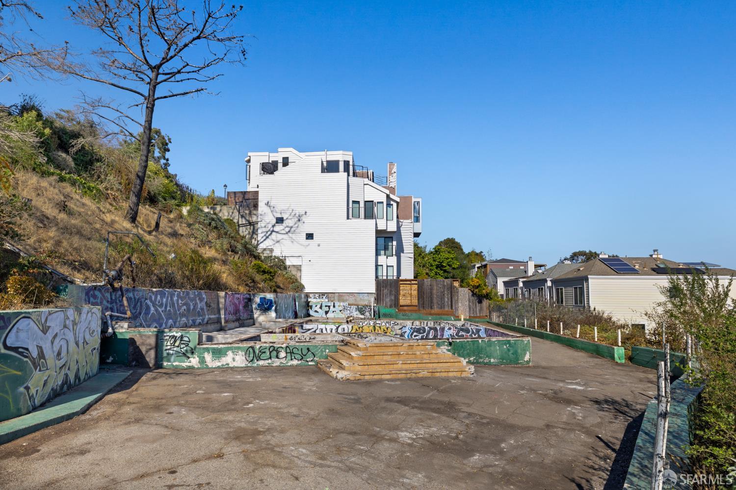 Detail Gallery Image 3 of 35 For 400 Franconia St, San Francisco,  CA 94110 - 5 Beds | 4/1 Baths