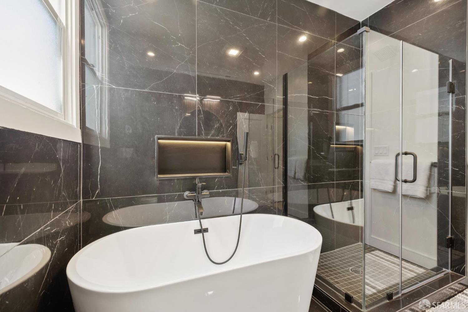 Detail Gallery Image 13 of 28 For 1234 Francisco St #6,  San Francisco,  CA 94109 - 2 Beds | 2 Baths