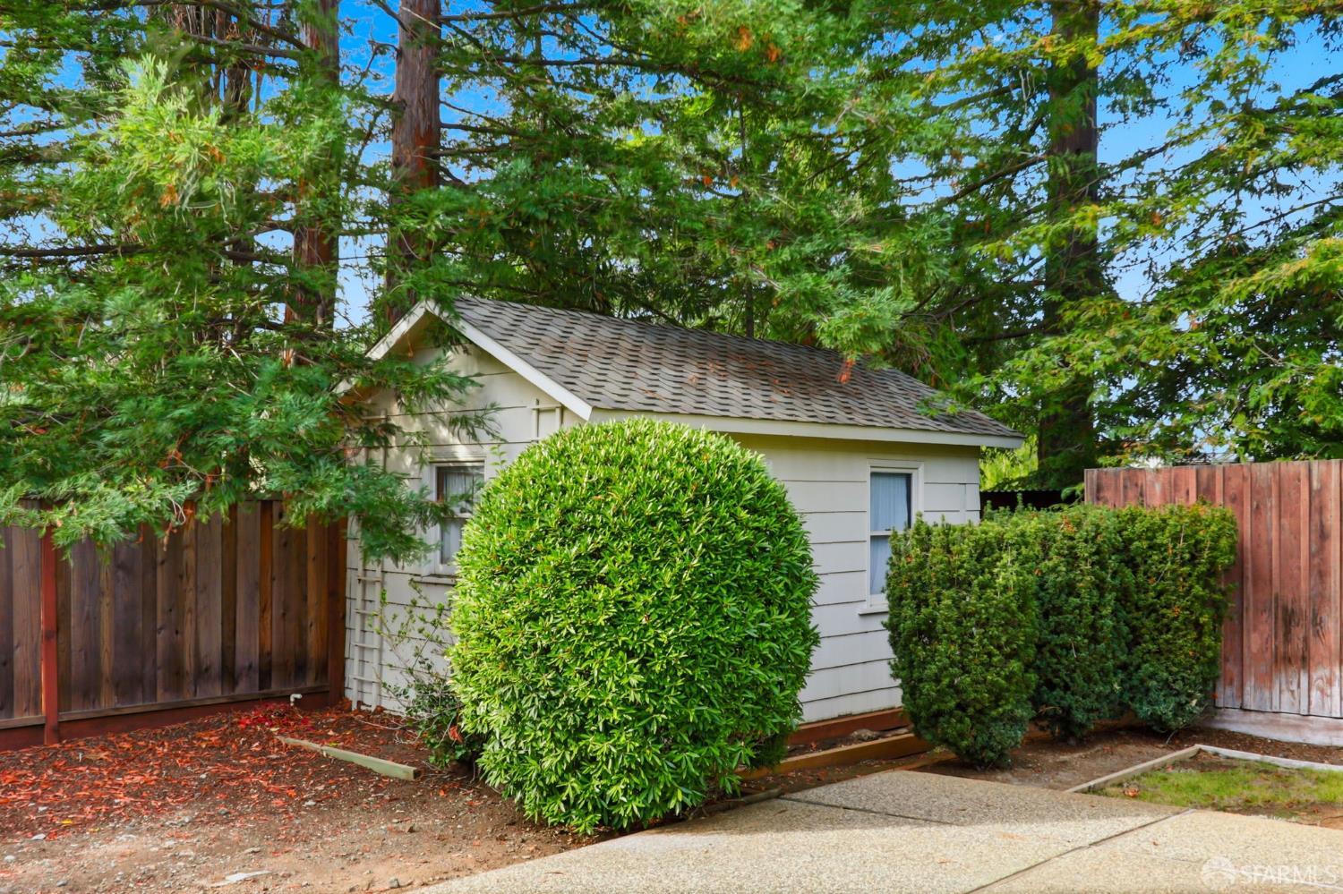 Detail Gallery Image 4 of 53 For 6 Cypress Ct, Los Altos,  CA 94022 - 5 Beds | 3/2 Baths