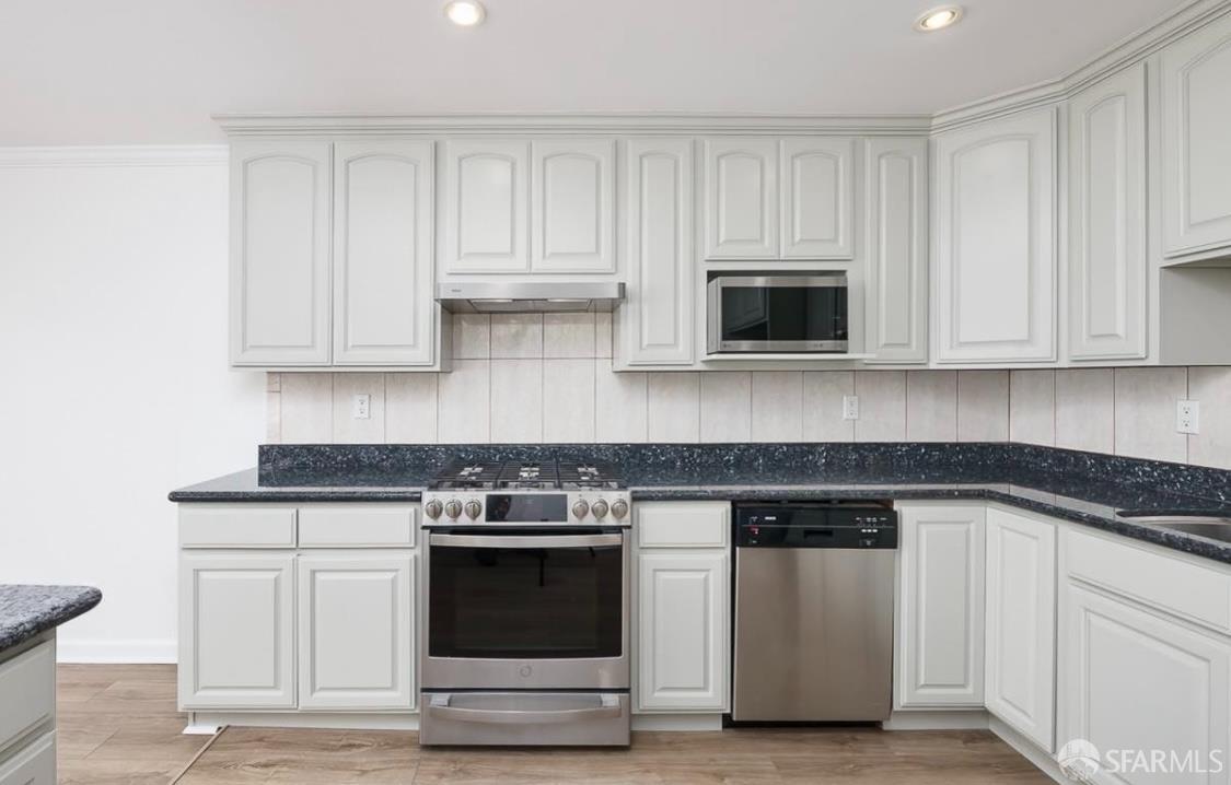 Detail Gallery Image 11 of 32 For 719 Banks St, San Francisco,  CA 94110 - 3 Beds | 2 Baths