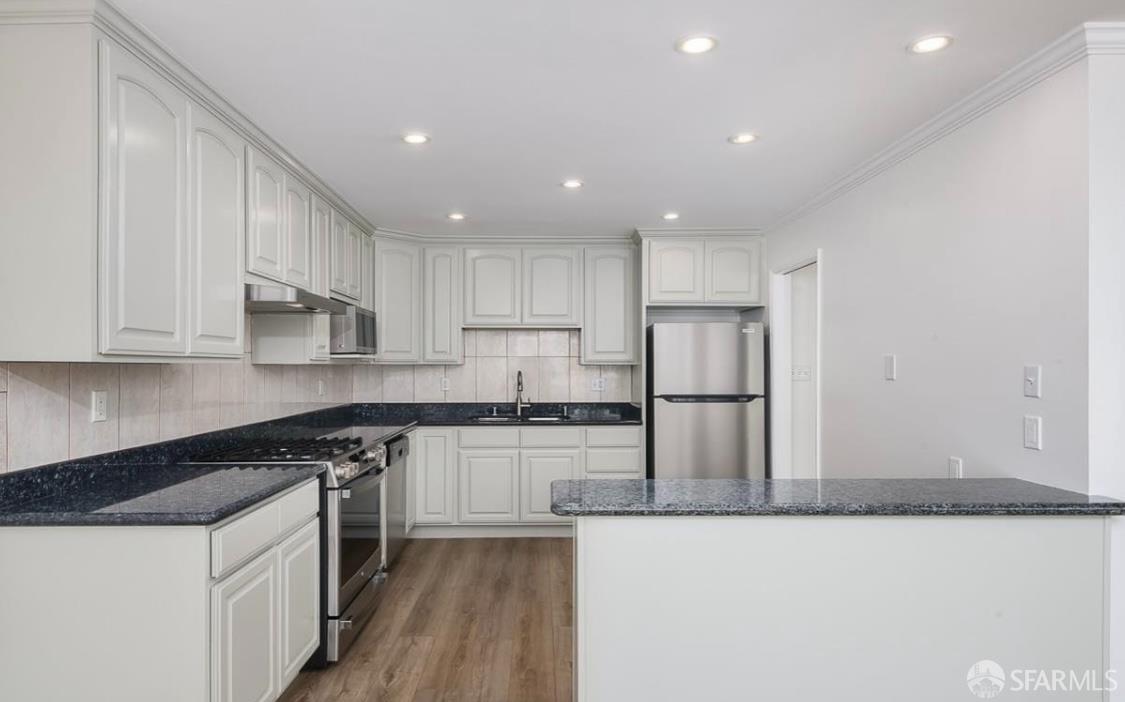 Detail Gallery Image 9 of 32 For 719 Banks St, San Francisco,  CA 94110 - 3 Beds | 2 Baths