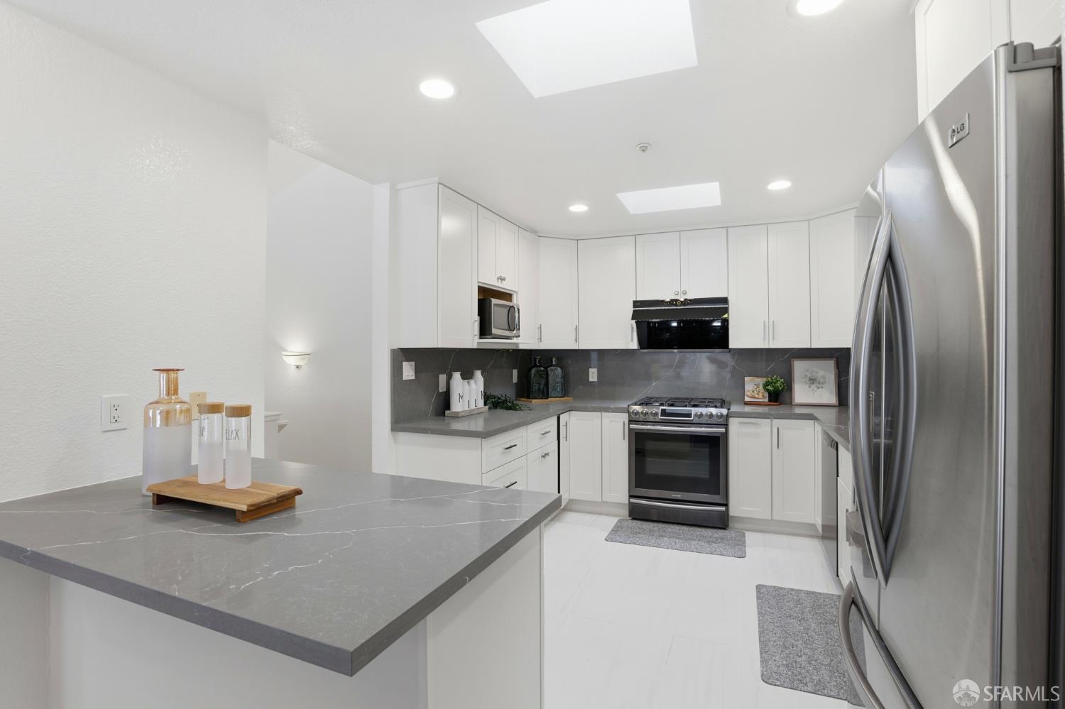 Detail Gallery Image 8 of 33 For 932 Hillside Blvd, Daly City,  CA 94014 - 4 Beds | 3 Baths