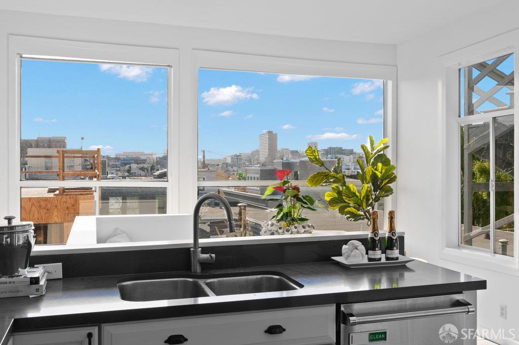 Detail Gallery Image 13 of 80 For 1259 Union St, San Francisco,  CA 94109 - 4 Beds | 3 Baths