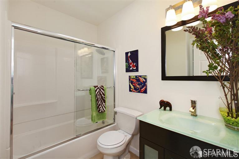 Detail Gallery Image 4 of 8 For 1336 18th Ave #B,  San Francisco,  CA 94122 - 3 Beds | 2 Baths