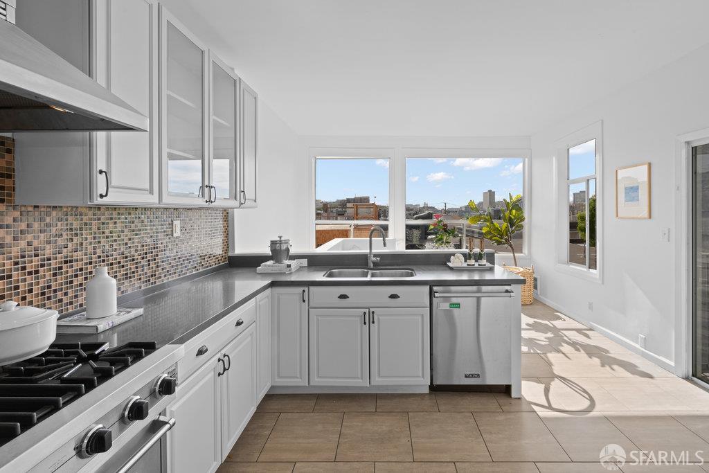 Detail Gallery Image 11 of 80 For 1259 Union St, San Francisco,  CA 94109 - 4 Beds | 3 Baths