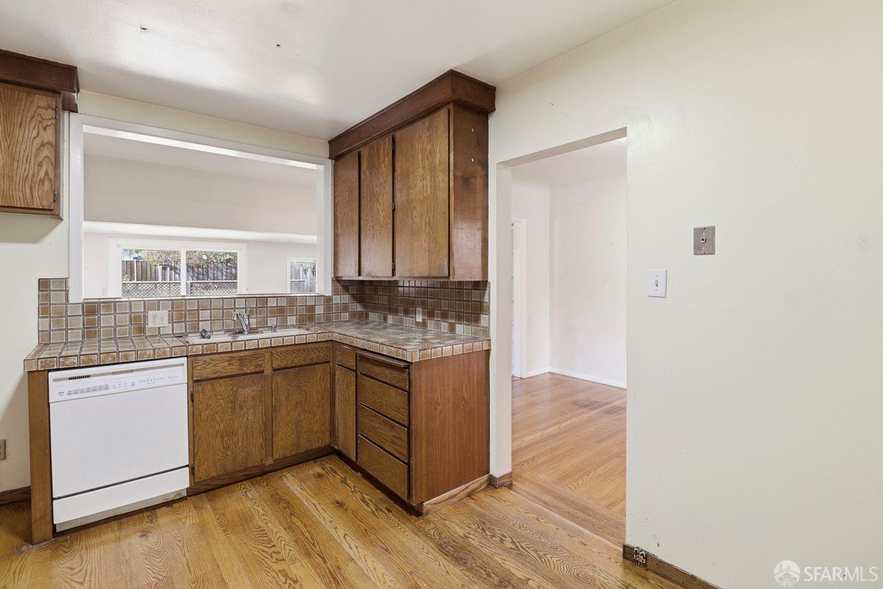 Detail Gallery Image 11 of 41 For 170 Hillview Ave, Redwood City,  CA 94062 - 3 Beds | 2 Baths