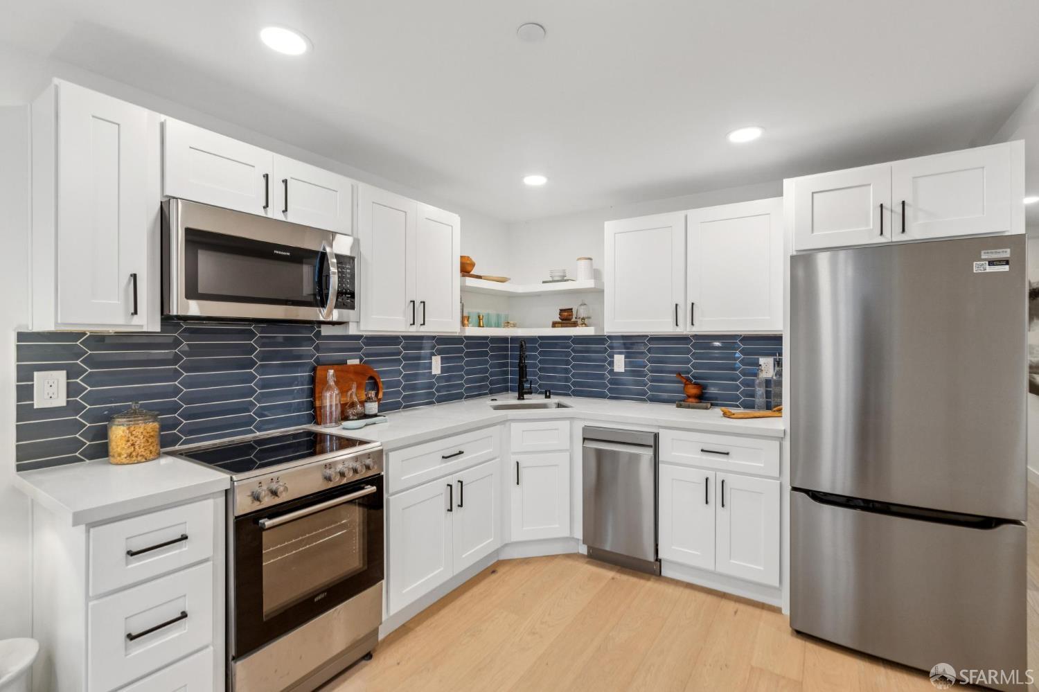 Detail Gallery Image 7 of 40 For 108 Albion St a,  San Francisco,  CA 94110 - 2 Beds | 1 Baths