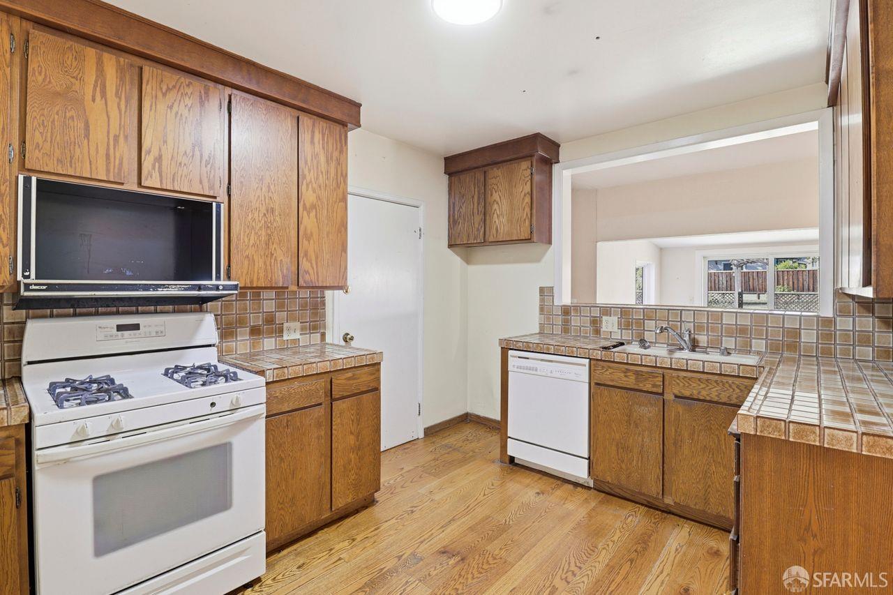 Detail Gallery Image 10 of 41 For 170 Hillview Ave, Redwood City,  CA 94062 - 3 Beds | 2 Baths