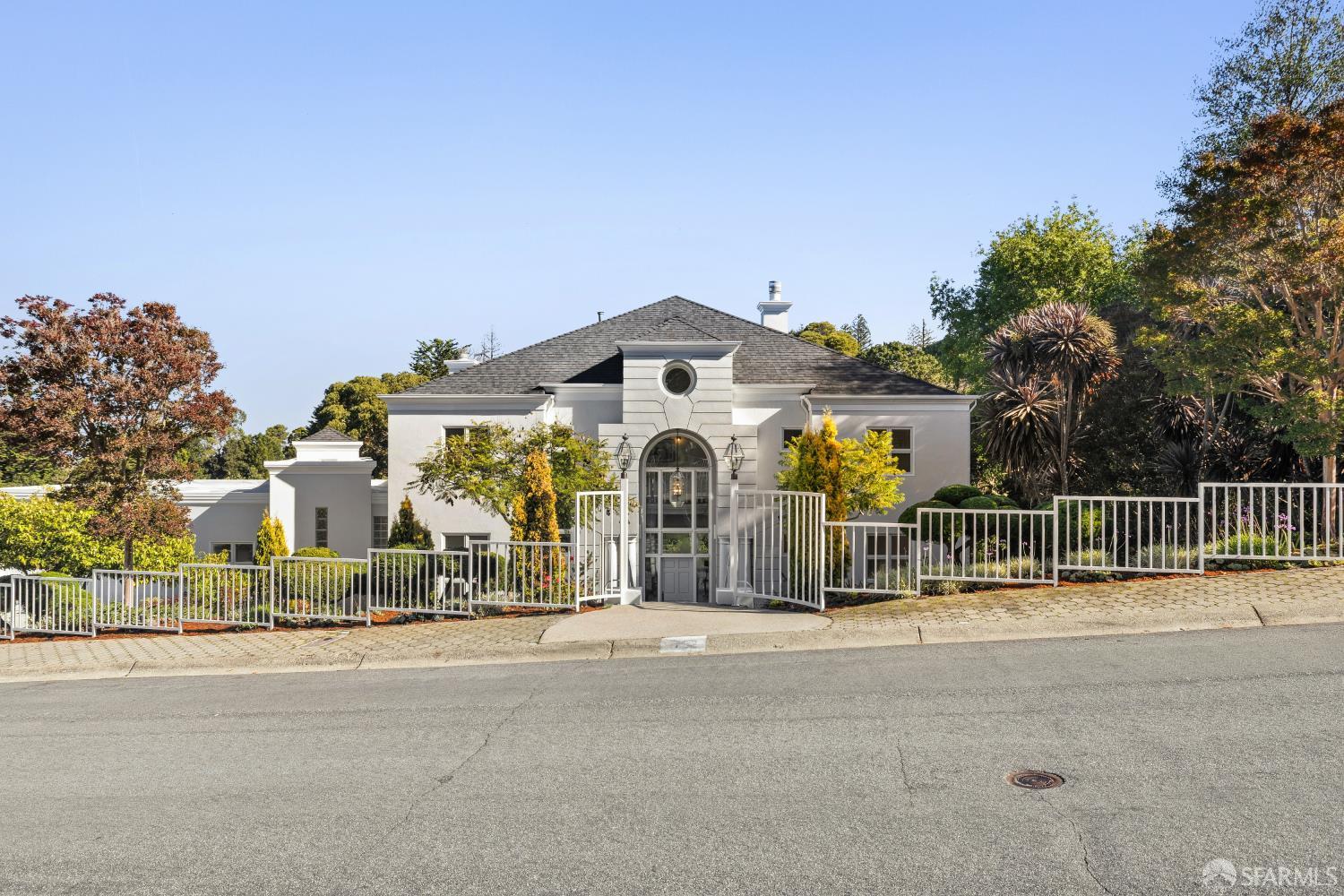 Detail Gallery Image 4 of 67 For 722 Jacaranda Cir, Hillsborough,  CA 94010 - 5 Beds | 4 Baths