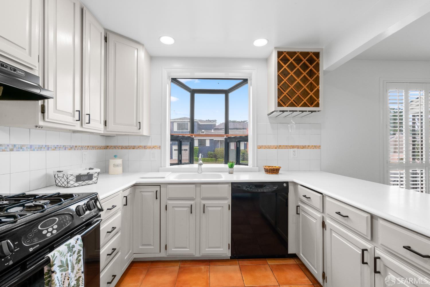 Detail Gallery Image 5 of 17 For 700 Southwood Dr, South San Francisco,  CA 94080 - 3 Beds | 1 Baths