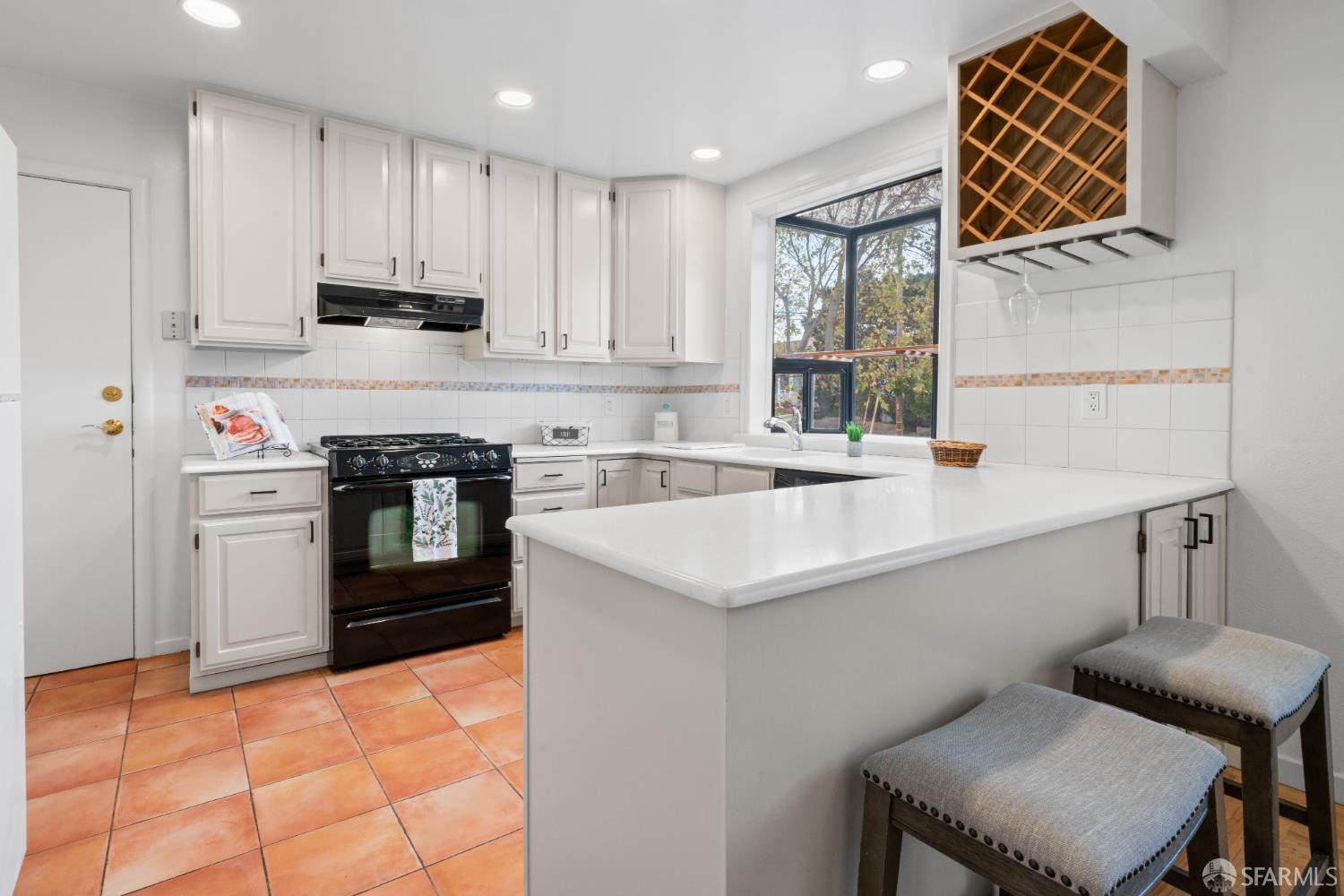 Detail Gallery Image 6 of 17 For 700 Southwood Dr, South San Francisco,  CA 94080 - 3 Beds | 1 Baths