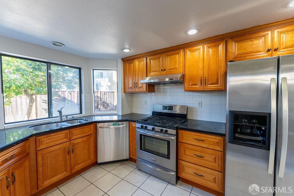 Detail Gallery Image 12 of 24 For 3779 Harlequin Ter, Fremont,  CA 94555 - 4 Beds | 2/1 Baths