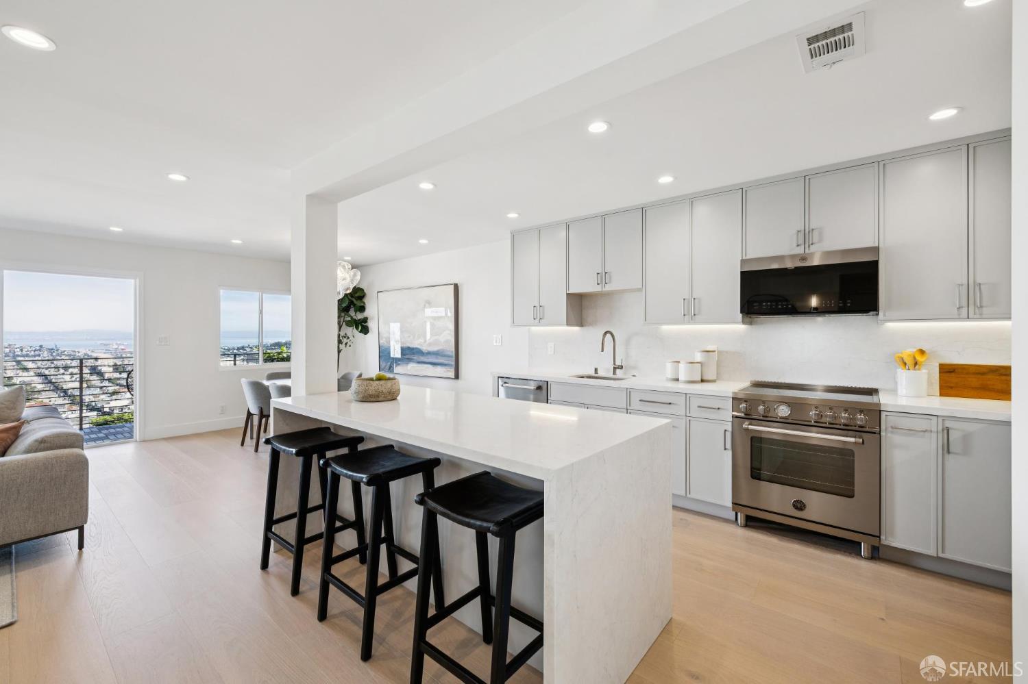 Detail Gallery Image 13 of 32 For 505 Grand View Ave #4,  San Francisco,  CA 94114 - 2 Beds | 2 Baths