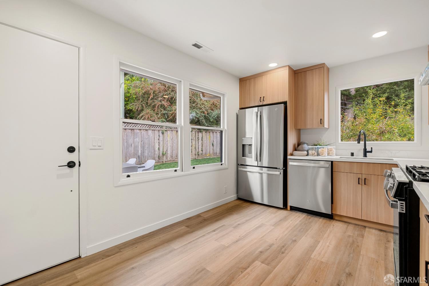 Detail Gallery Image 16 of 52 For 1441 Crestwood Dr, San Bruno,  CA 94066 - 3 Beds | 3 Baths