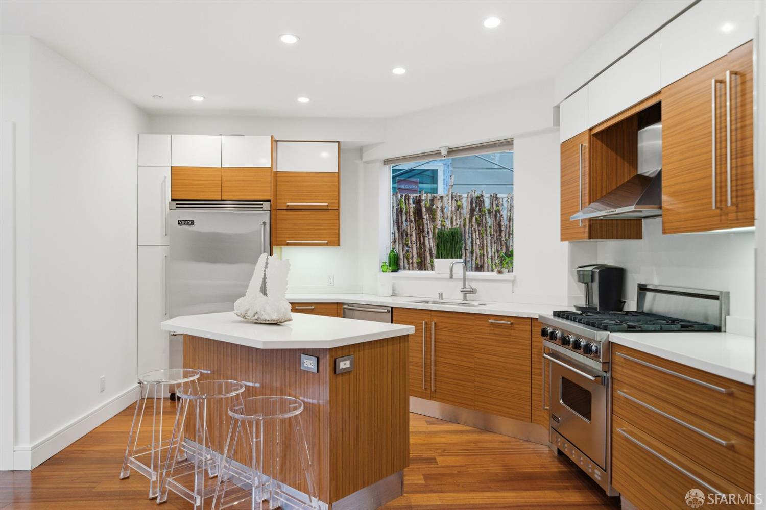 Detail Gallery Image 10 of 57 For 161 Collingwood St, San Francisco,  CA 94114 - 3 Beds | 3 Baths