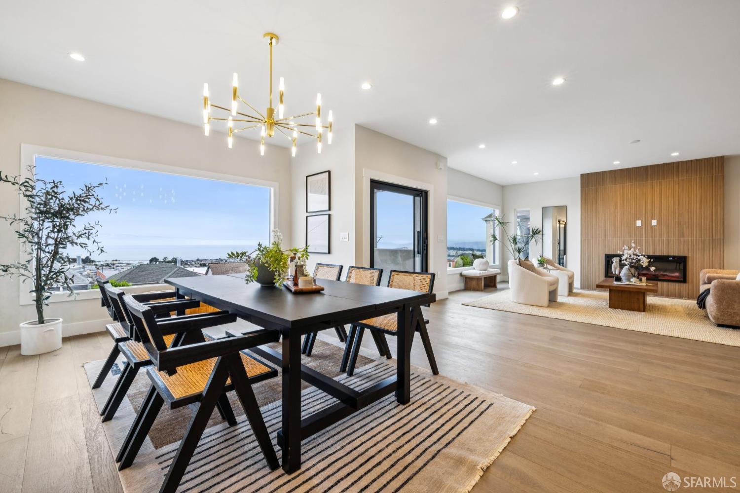 Detail Gallery Image 3 of 99 For 2024 15th Ave, San Francisco,  CA 94116 - 3 Beds | 4/1 Baths