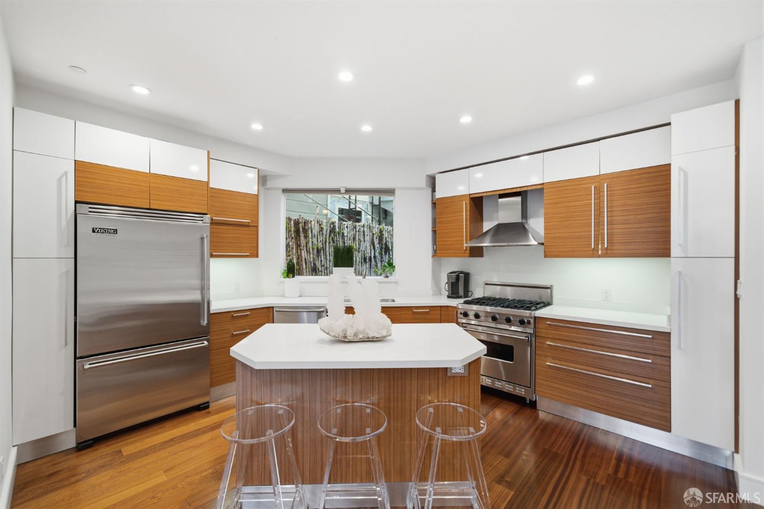 Detail Gallery Image 9 of 57 For 161 Collingwood St, San Francisco,  CA 94114 - 3 Beds | 3 Baths