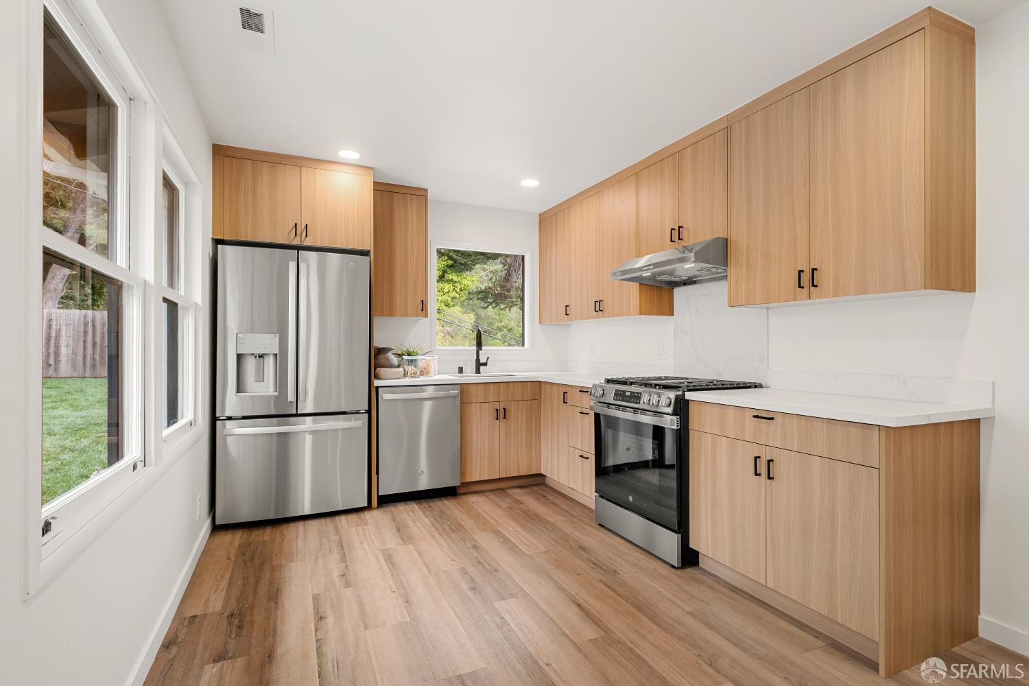 Detail Gallery Image 15 of 52 For 1441 Crestwood Dr, San Bruno,  CA 94066 - 3 Beds | 3 Baths